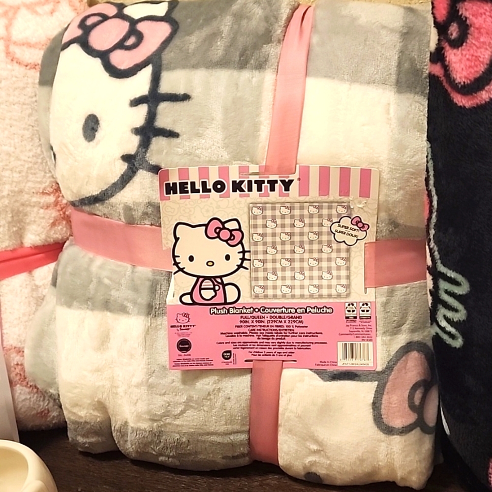 Hello Kitty plush blanket full/queen size NEW 90x90in